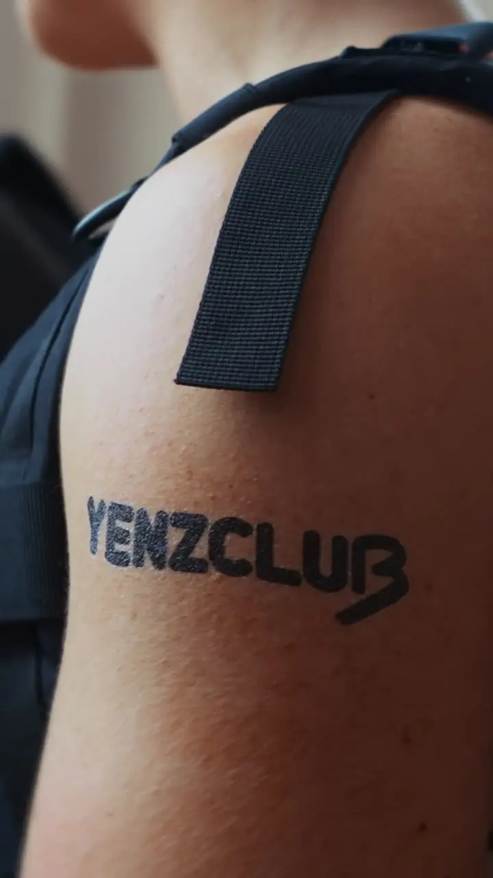 Le tatouage YENZCLUB sur l’épaule, sur l’HYROX de Paris