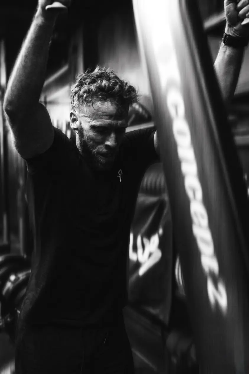 Sur le rameur, le bras levé en plein effort