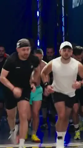 La course en peloton devant les écrans, puis les burpees