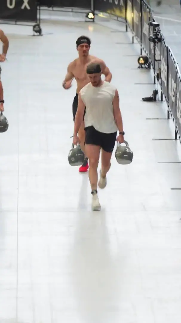 Le farmers carry en compétition, devant le mur Red Bull